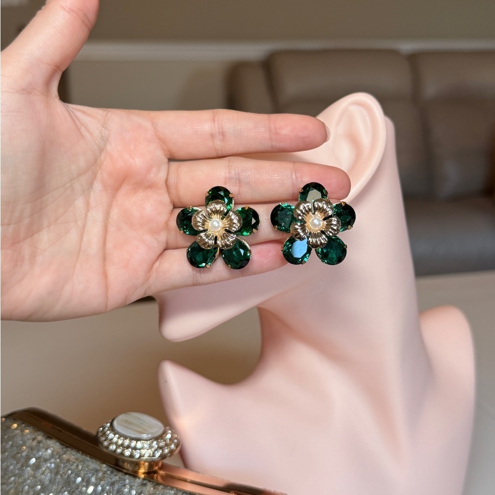 ⚜️ Elegant Green and Gold Floral Earrings - Picture 7 of 9
